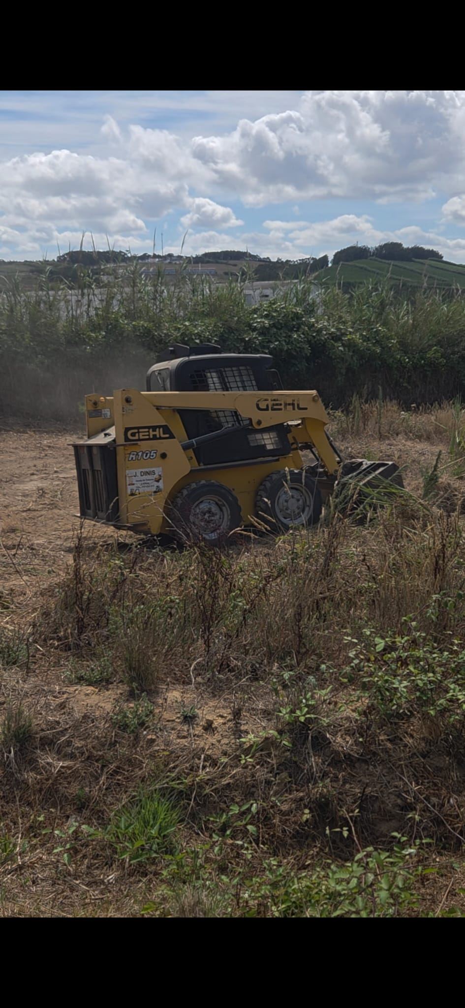 Máquina de desmatação parada num terreno já limpo
