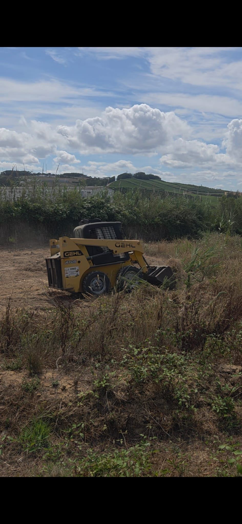 Vista geral de terreno em processo de limpeza com maquinaria
