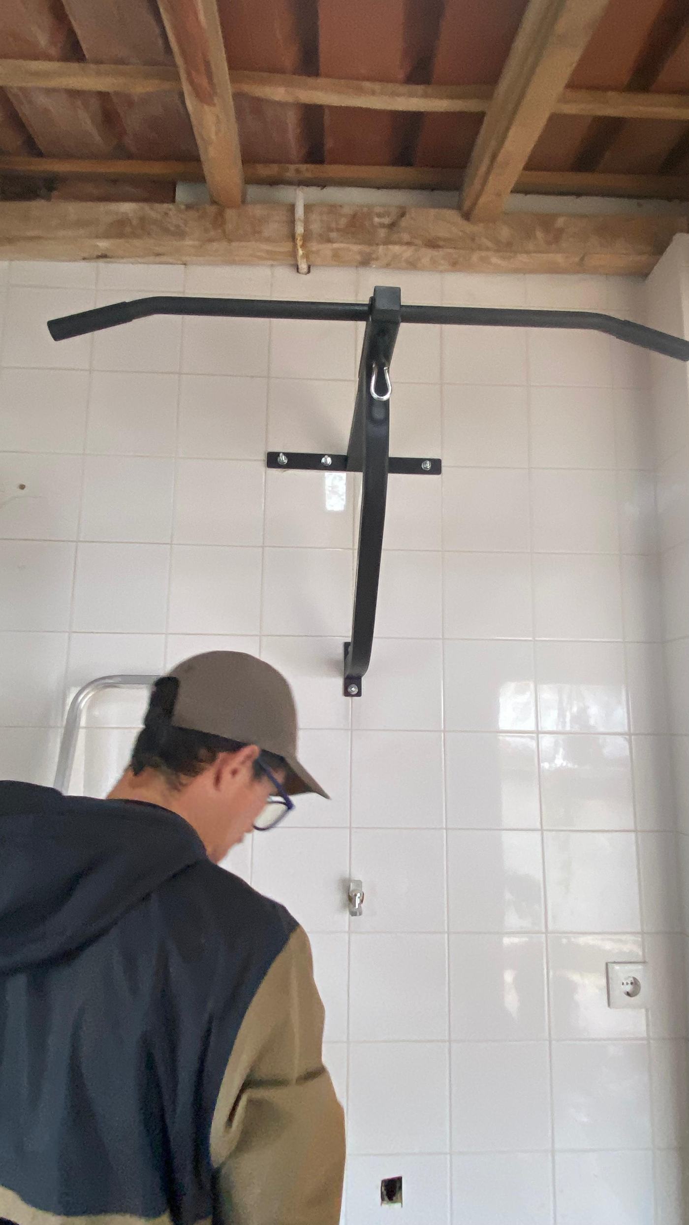 Instalação do suporte de parede para saco de boxe, furação e fixação