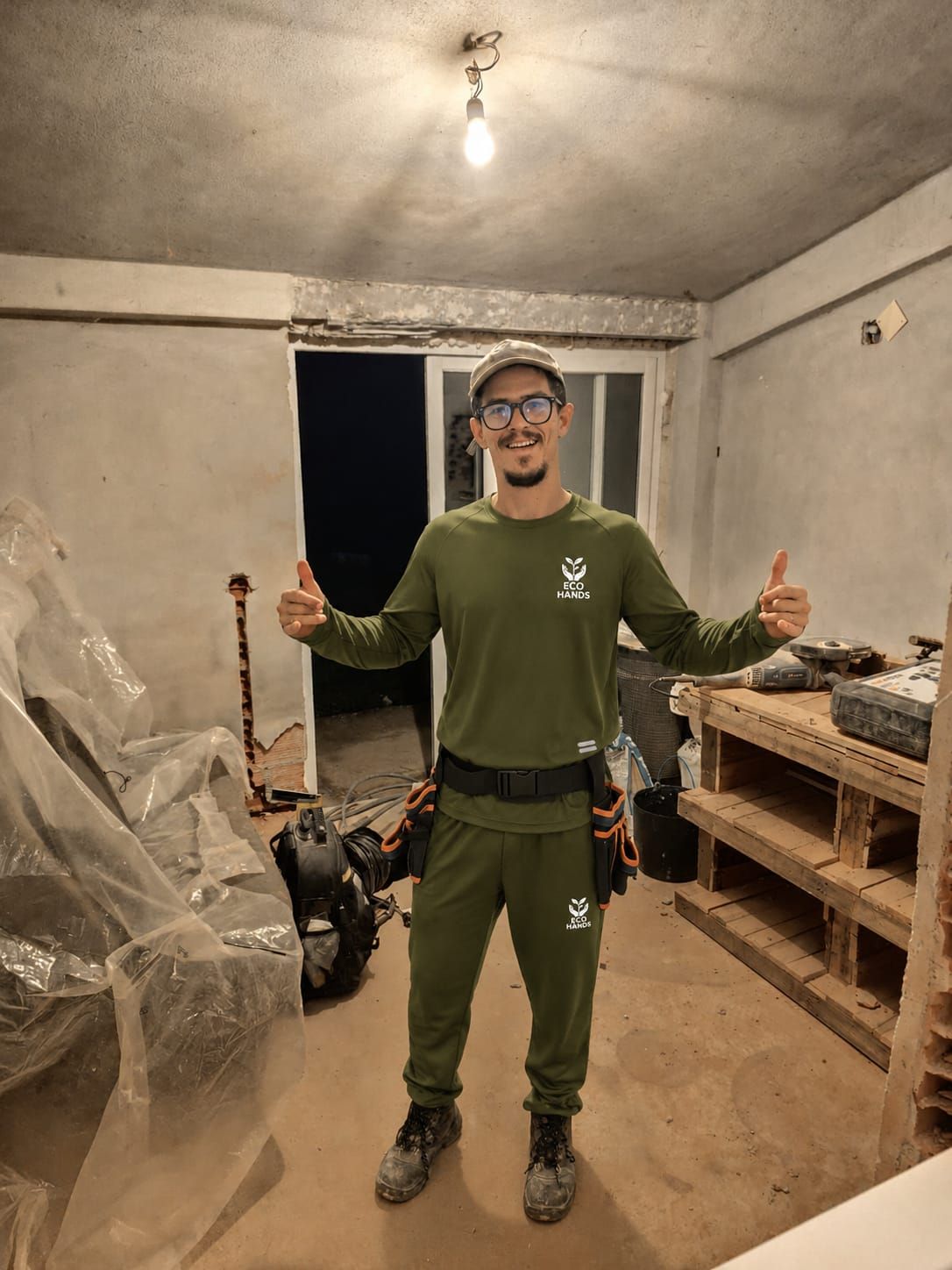 Técnico da Eco Hands, fardado, numa obra de manutenção