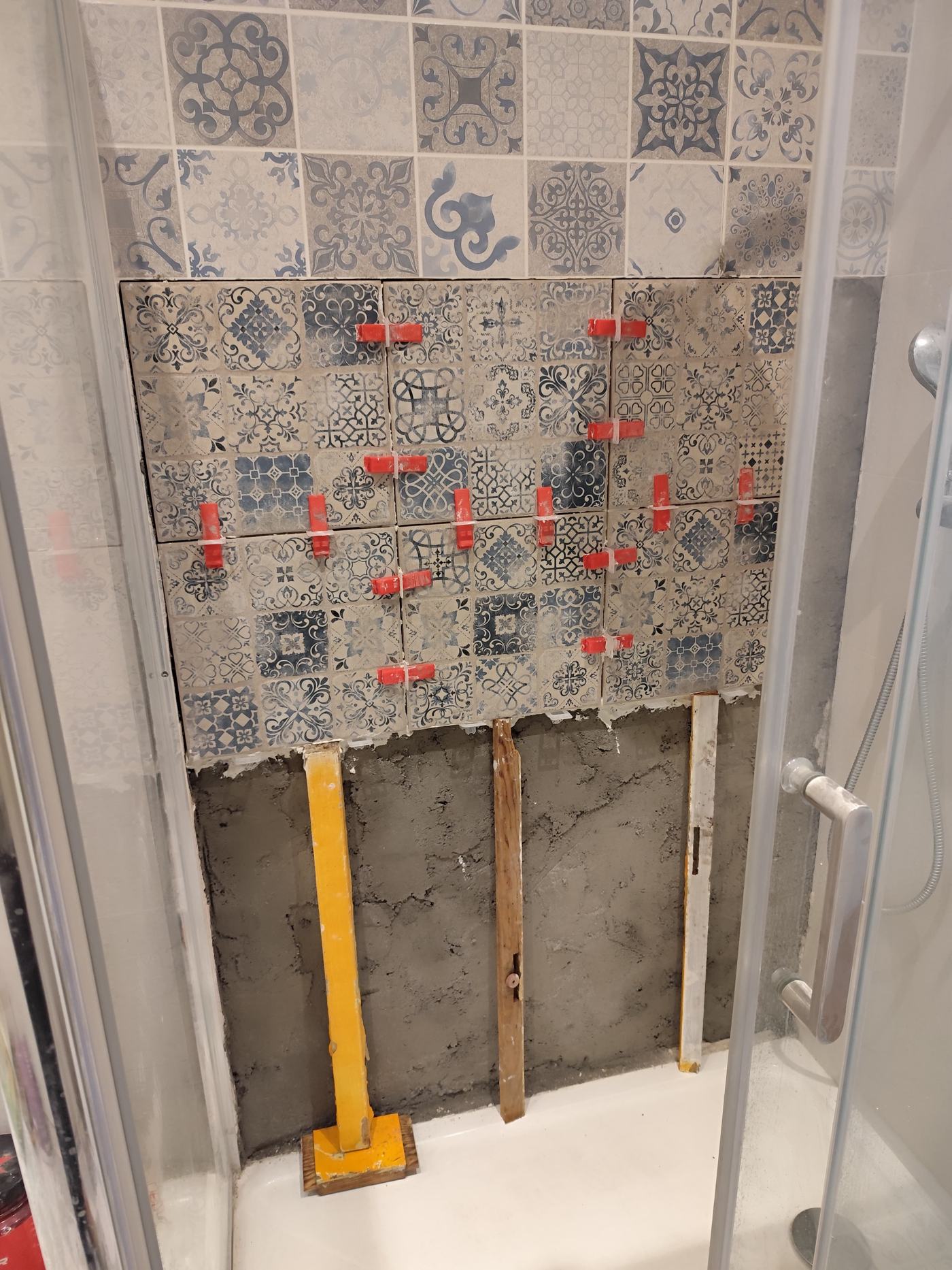 Aplicação do azulejo decorativo com fixadores niveladores