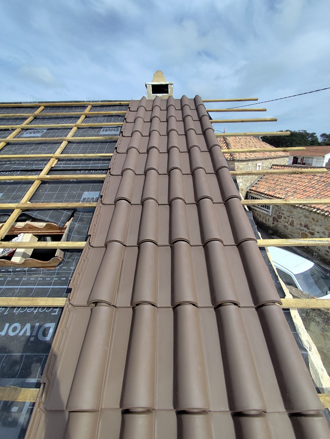 Nova telha cerâmica instalada à volta da chaminé
