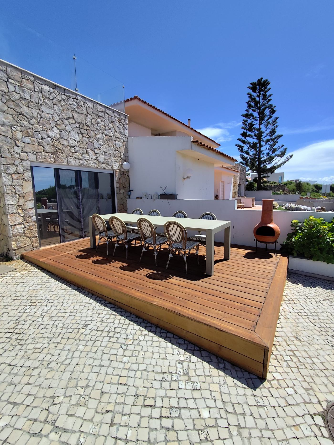 Deck de madeira tratado e concluído com mesa de jantar exterior
